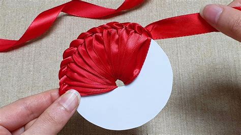 リボン 花 作り方: なぜリボンは花に似ているのか？